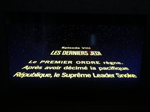 Le défilement du générique provoque une zone lumineuse visible dans le bas de l'image