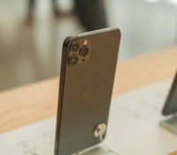 Les iPhone ont du mal à trouver preneur, mais les AirPods, eux, cartonnent // Source : George Beridze - Unsplash