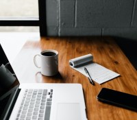 Google et Facebook rouvriront leurs bureaux cet été mais conseillent à leurs employés de rester à la maison // Source : Unsplash - Andrew Neel