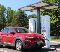 Le Hyundai Kona electric à une borne Ionity // Source : Yann Lethuillier pour Frandroid