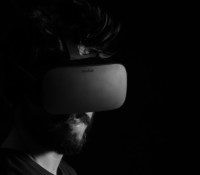 Imaginez, juste une chaise, une table et un casque virtuel // Source : Unsplash