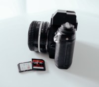 Sur les nouvelles cartes SD Express, le standard 8.0 va sérieusement booster les vitesses de transfert // Source : Tom Pumford - Unsplash