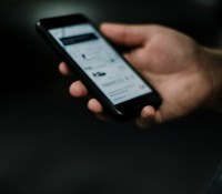 Uber a licencié près d'1/4 de ses employés en un mois // Source : Priscilla Du Preez via Unsplash