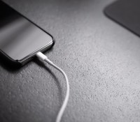 Un iPhone en charge // Source : Andreas Haslinger, Unsplash