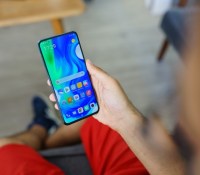 Le Xiaomi Poco F2 Pro en main // Source : Frandroid Le Xiaomi Poco F2 Pro en main // Source : Frandroid