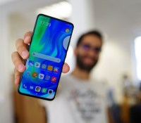 Le Xiaomi Poco F2 Pro vu de devant // Source : Frandroid Le Xiaomi Poco F2 Pro vu de devant // Source : Frandroid