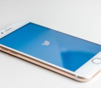 À défaut de pouvoir endiguer les fake news, Twitter veut apporter systématiquement des informations officielles // Source : Sara Kurfeß - Unsplash