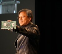 Jen-Hsun Huang tenant une carte équipée de deux puces Tegra X1 // Source : Nvidia