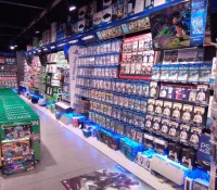 Un rayon dédié aux jeux vidéo // Source : Micromania