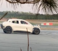 La Mustang Mach-E pourrait-elle se décliner en une version raccourcie, pensée pour le drift ? // Source : Carolina Guy sur YouTube - via Engadget