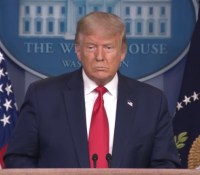 Donald Trump en conférence de presse // Source : CNBC