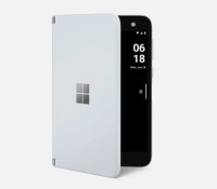 Le Microsoft Surface Duo légèrement replié // Source : Microsoft