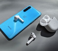 Les OnePlus Buds accompagnés du OnePlus Nord // Source : Maxime Grosjean pour Frandroid