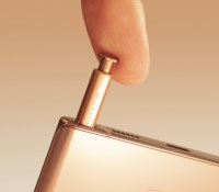 Le S Pen du Samsung Galaxy Note 20 Ultra en train d'être rangé // Source : Arnaud Gelineau - Frandroid