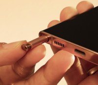 L'étui du S Pen sur le Samsung Galaxy Note 20 Ultra // Source : Arnaud Gelineau - Frandroid