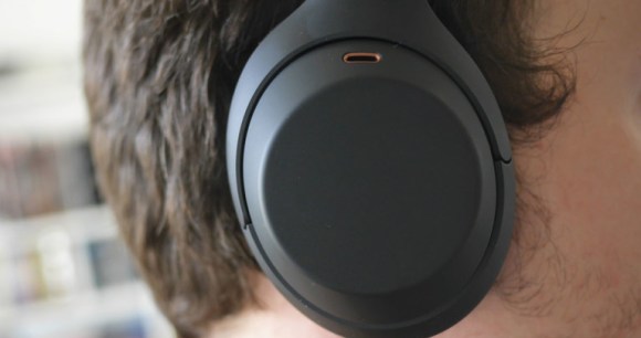 Le Sony WH-1000XM4 vient englober l'oreille // Source : Frandroid