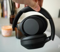 Le Sony WH-1000XM4 se plie assez facilement // Source : Frandroid Le Sony WH-1000XM4 se plie assez facilement // Source : Frandroid