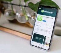 WhatsApp sur iPhone // Source : @acreativegangster via Unsplash