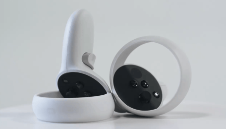 Les contrôleurs du casque de réalité virtuelle Oculus Quest 2 // Source : Capture d'écran vidéo / Oculus