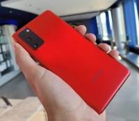 Le Samsung Galaxy S20 FE en rouge, très flashy // Source : Frandroid Le Samsung Galaxy S20 FE en rouge, très flashy // Source : Frandroid