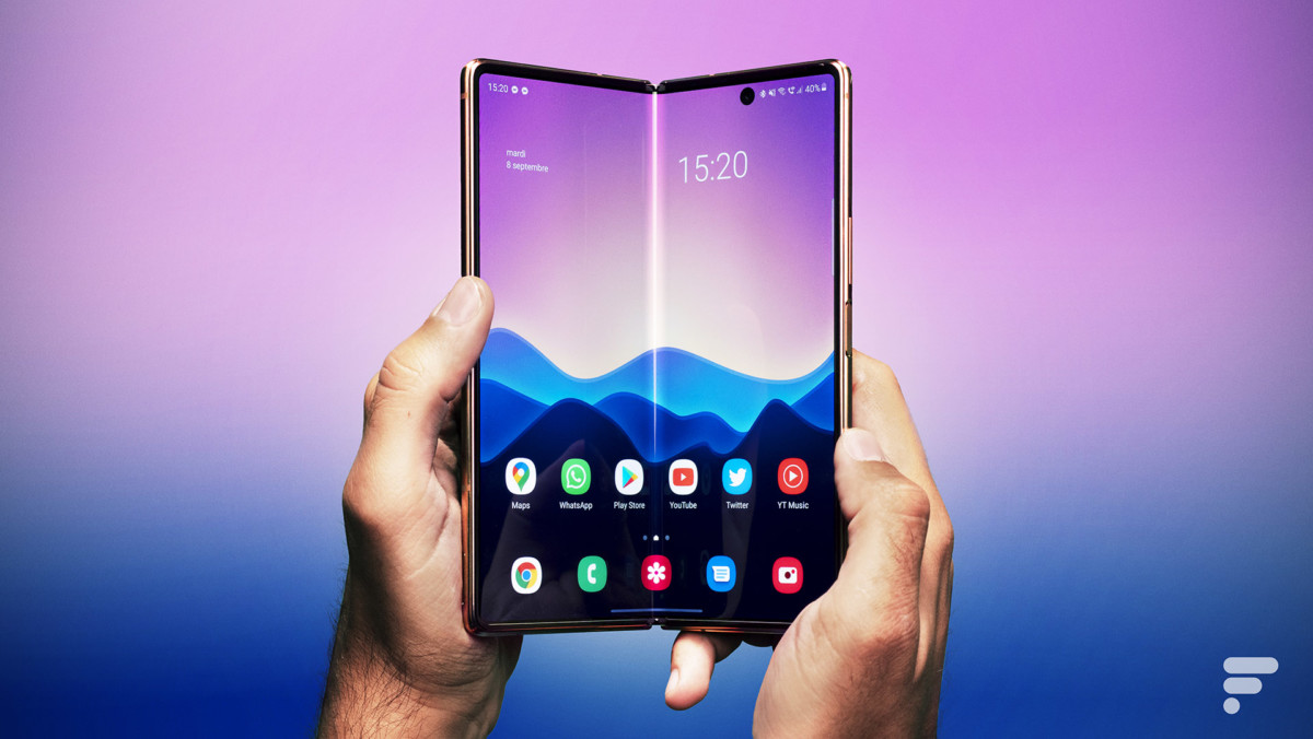 Le Samsung Galaxy Z Fold 2 tenu à deux mains // Source : Arnaud Gelineau - Frandroid Le Samsung Galaxy Z Fold 2 tenu à deux mains // Source : Arnaud Gelineau - Frandroid