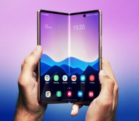 Le Samsung Galaxy Z Fold 2 tenu à deux mains // Source : Arnaud Gelineau - Frandroid