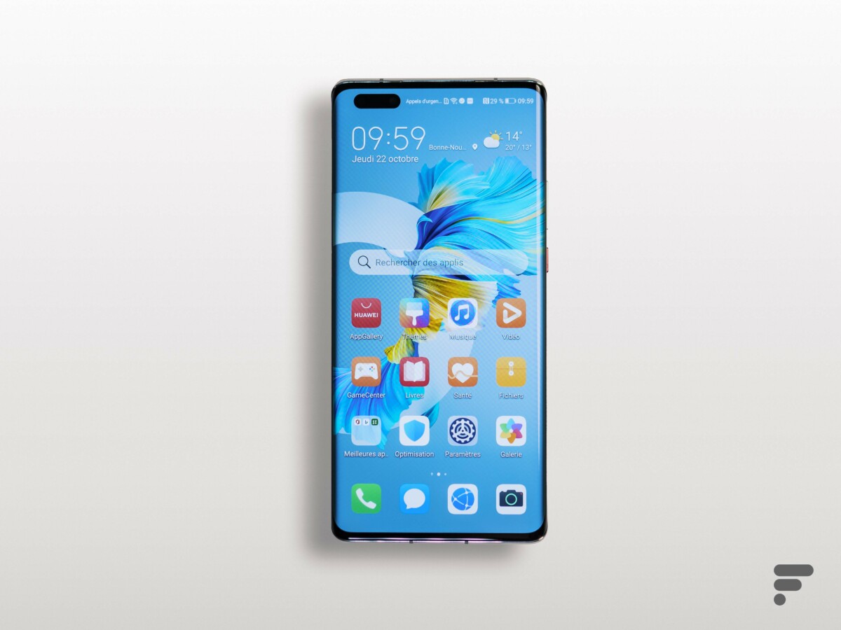 Face avant du Huawei Mate 40 Pro // Source : Arnaud Gelineau - Frandroid Face avant du Huawei Mate 40 Pro // Source : Arnaud Gelineau - Frandroid