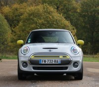 La Mini Cooper SE de face // Source : Yann Lethuillier pour Frandroid La Mini Cooper SE de face // Source : Yann Lethuillier pour Frandroid