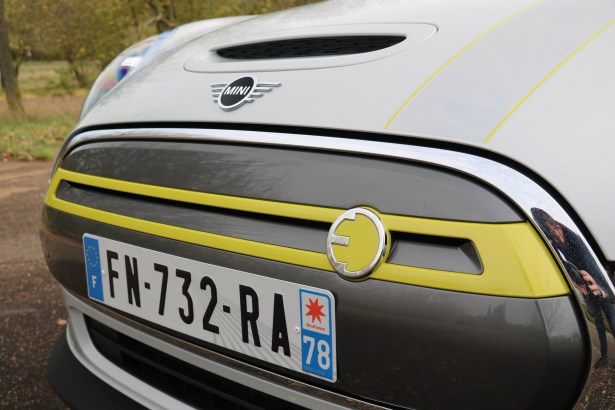 La Mini Cooper SE // Source : Yann Lethuillier pour Frandroid
