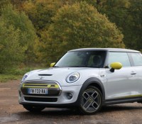 Bien que très mignonne, la première Mini Cooper SE était très chère pour les prestations proposées