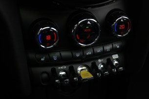 La Mini Cooper SE // Source : Yann Lethuillier pour Frandroid