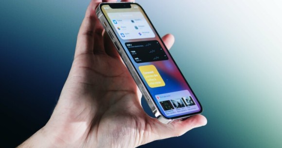 L'iPhone 12 Pro tient dans la main // Source : Frandroid / Arnaud GELINEAU L'iPhone 12 Pro tient dans la main // Source : Frandroid / Arnaud GELINEAU