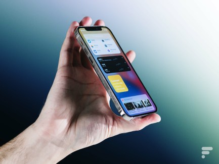 L'iPhone 12 Pro tient dans la main
