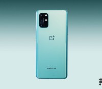 OnePlus 8T de dos // Source : Arnaud Gelineau pour Frandroid