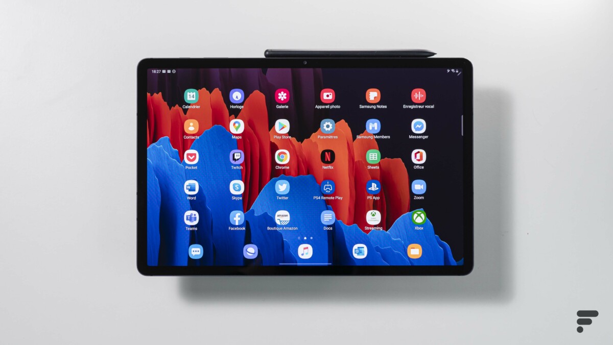 La Samsung Galaxy Tab S7+ et son stylet S Pen // Source : Frandroid / Arnaud Gelineau La Samsung Galaxy Tab S7+ et son stylet S Pen // Source : Frandroid / Arnaud Gelineau