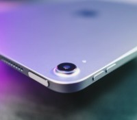 Le capteur d'empreinte Touch ID dans le bouton d'allumage sur la gauche et les touches de volume sur la droite de l'iPad Air 2020 // Source : Frandroid / Arnaud GELINEAU