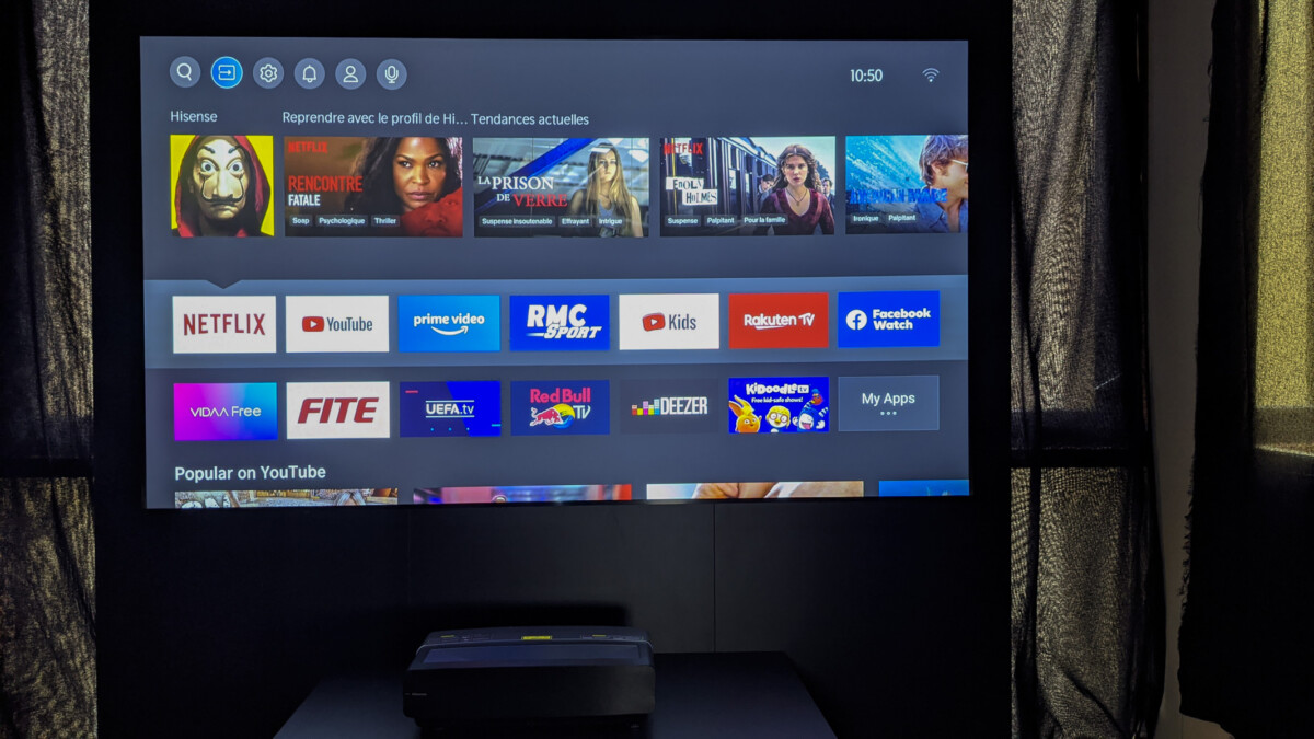Le système HiSense 100L5F-A12 composé d'un vidéoprojecteur UST Laser 4K et un écran de 100 pouces. Le système HiSense 100L5F-A12 composé d'un vidéoprojecteur UST Laser 4K et un écran de 100 pouces.