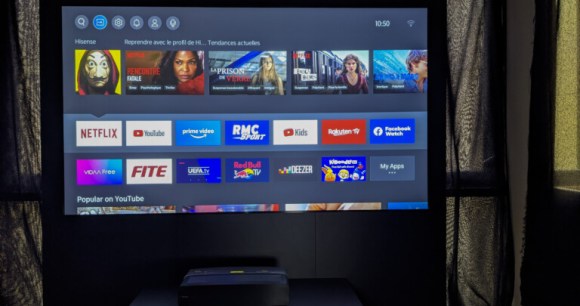 Le système HiSense 100L5F-A12 composé d'un vidéoprojecteur UST Laser 4K et un écran de 100 pouces. Le système HiSense 100L5F-A12 composé d'un vidéoprojecteur UST Laser 4K et un écran de 100 pouces.