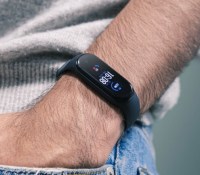Le Xiaomi Mi Smart Band 5 profite d'un design sobre et discret // Source : Arnaud Gelineau - Frandroid