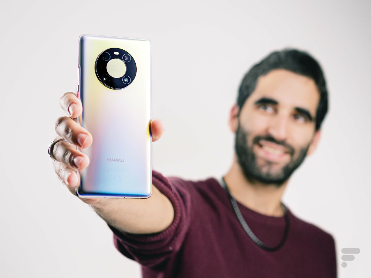 Le Huawei Mate 40 Pro en main vu de dos // Source : Arnaud Gelineau - Frandroid Le Huawei Mate 40 Pro en main vu de dos // Source : Arnaud Gelineau - Frandroid