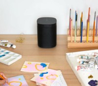 Sonos soigne toujours le design de ses produits. La Sonos One ne jure pas dans un salon ou dans une pièce de travail.
