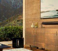 La barre de son Sonos Arc en noir (avec caisson) // Source : Sonos