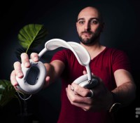 Bien qu'en acier, l'arceau de l'AirPods Max reste flexible // Source : Arnaud Gelineau - Frandroid