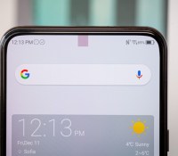 La caméra sous l'écran du ZTE Axon 20 5G est mal cachée sur les fonds clairs // Source : GSMArena