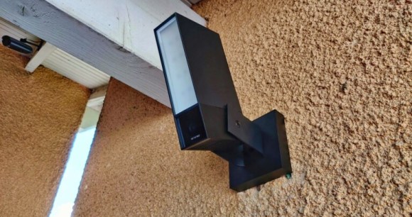 La Netatmo Caméra Extérieure Intelligente avec Sirène // Source : Maxime Grosjean pour Frandroid