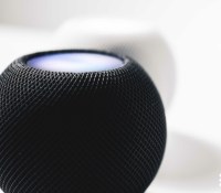 Le HomePod mini existe en blanc ou en noir // Source : Frandroid - Arnaud GELINEAU