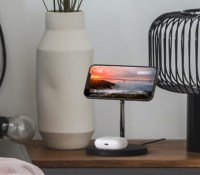 Il est possible de fixer son iPhone 12 à la verticale ou à l'horizontale via le port aimanté MagSafe // Source : Belkin