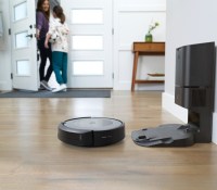 L'aspirateur robot Roomba i3+ avec sa base auto-évacuante // Source : iRobot