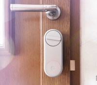 La Yale Linus Smart Lock et le détecteur d'ouverture sur sa droite // Source : Frandroid