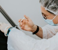 Administration d'une dose de vaccin // Source : Mat Napo sur Unsplash